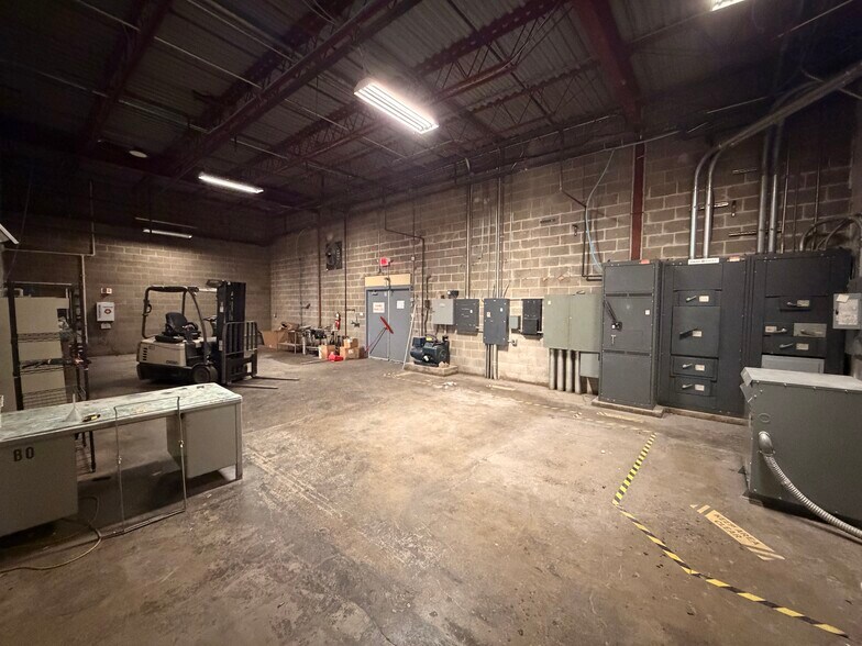 More Photos Of 100 Chamber Plz, Charleroi Supermarket For Lease