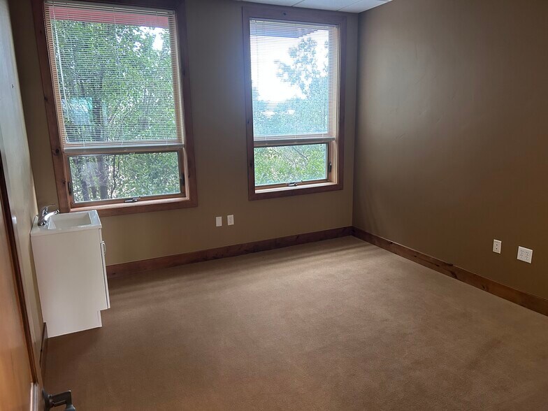 More Photos Of 1404 Hawk Pky, Montrose Medical For Lease