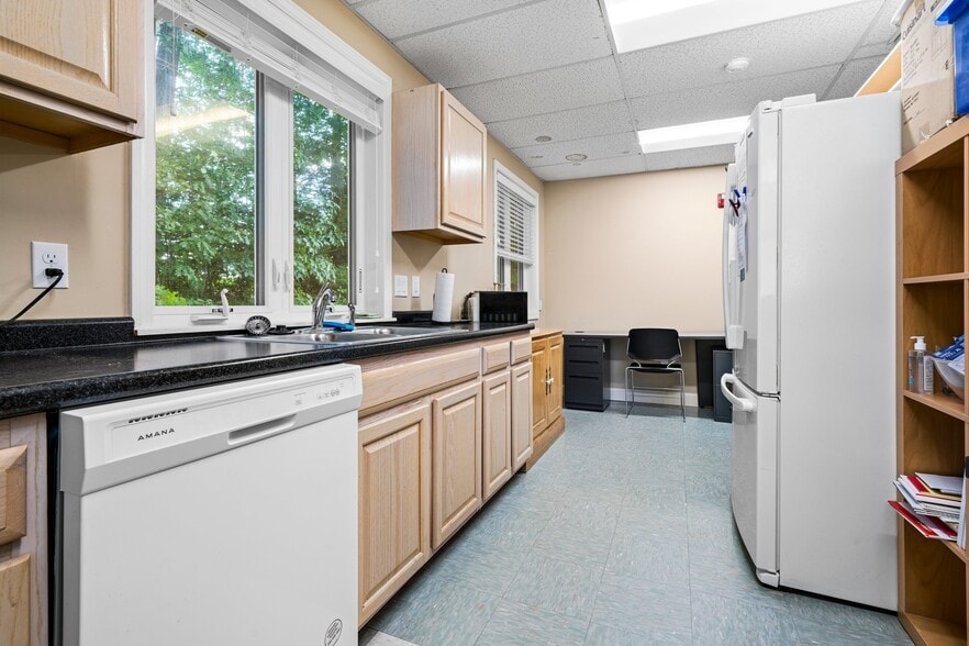 More Photos Of 1 Commons Dr, Londonderry Medical For Lease