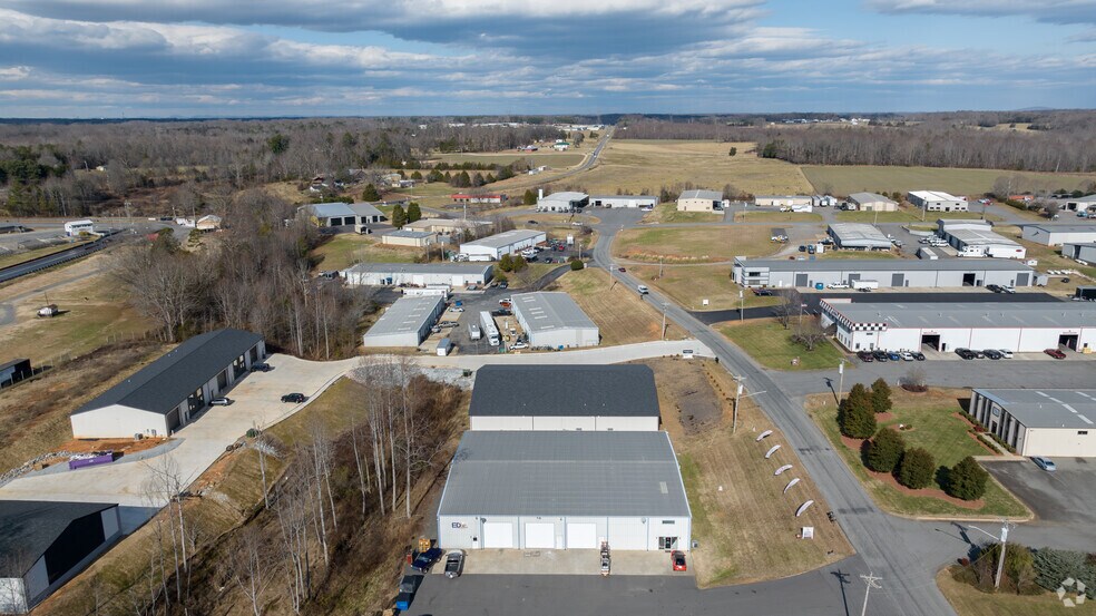 More Photos Of 1095 Packard Dr, Mooresville Flex For Lease