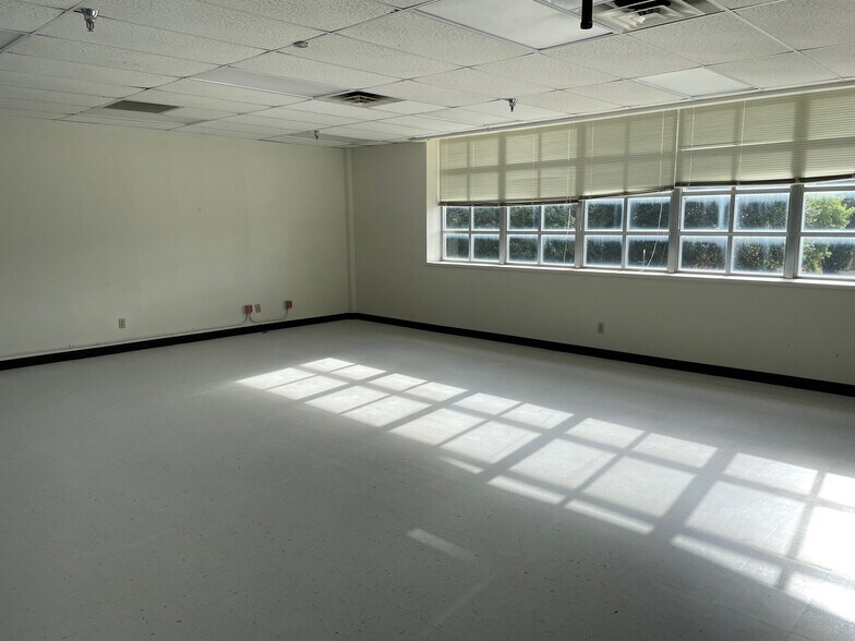 More Photos Of 216 E College St, Seguin Flex For Sale