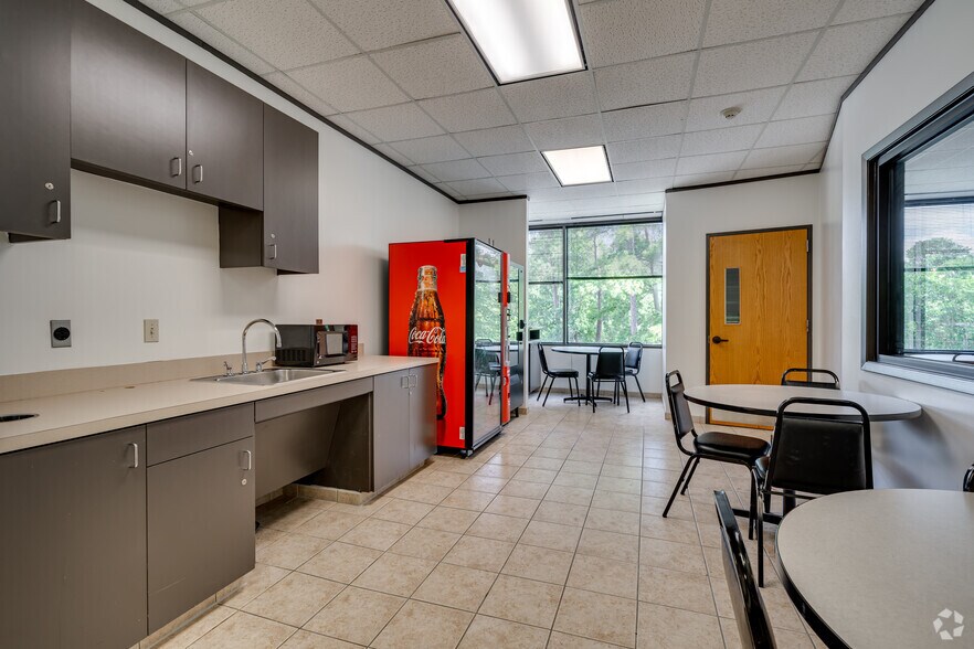 More Photos Of 110-140 Cypress Station Dr, Houston Unknown For Lease