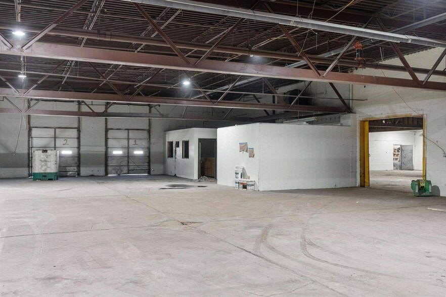 More Photos Of 2200 S 24th St, Omaha Warehouse For Lease