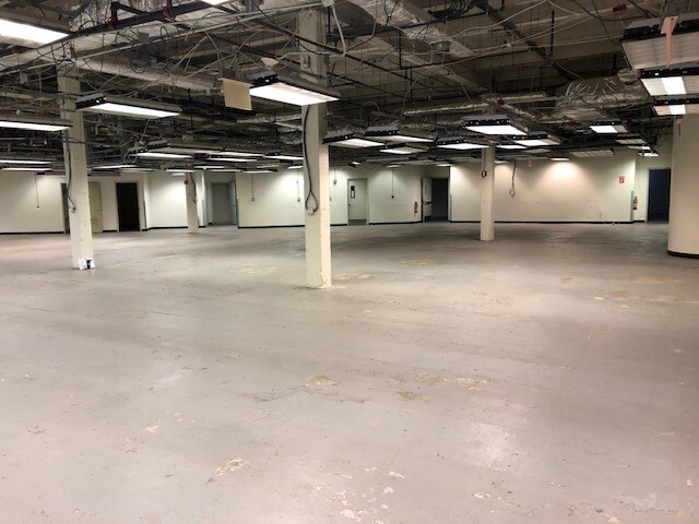 More Photos Of 2515 50th St, Woodside Warehouse For Lease