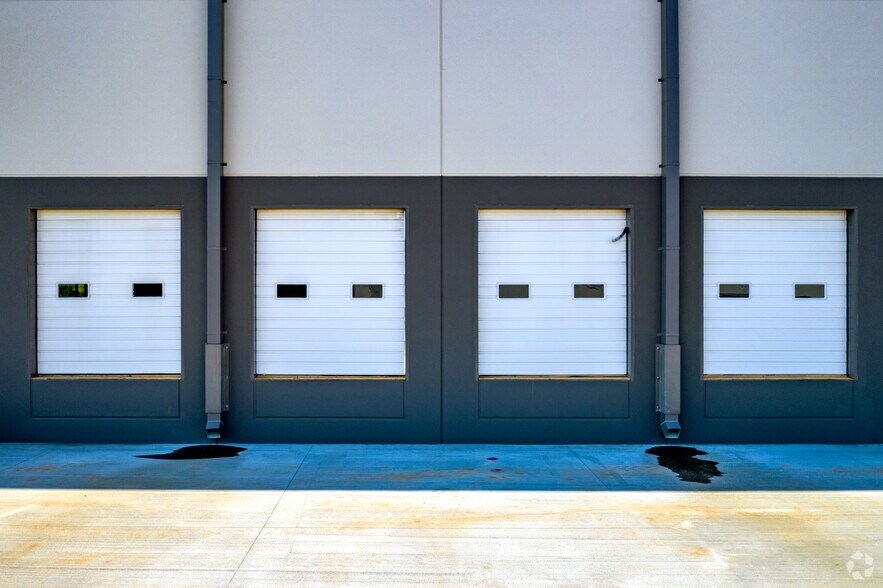 More Photos Of 423 Apple Valley Rd, Duncan Distribution For Lease