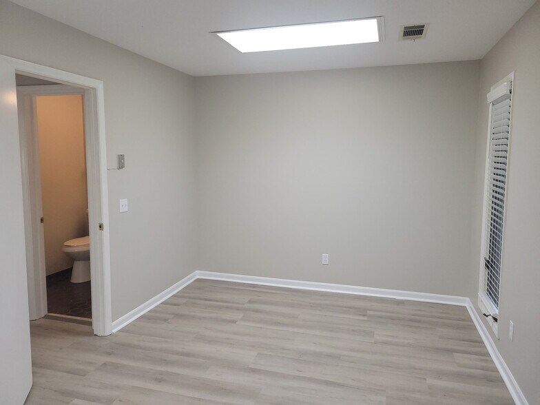 More Photos Of 5734 Windsor Dr, Columbus Office For Lease