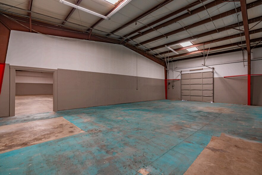 More Photos Of 2232 Michigan Ave, Arlington Showroom For Lease