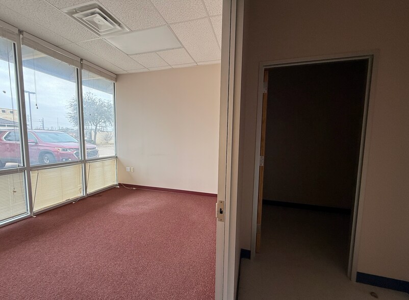 More Photos Of 1856 Precinct Line Rd, Hurst Unknown For Lease