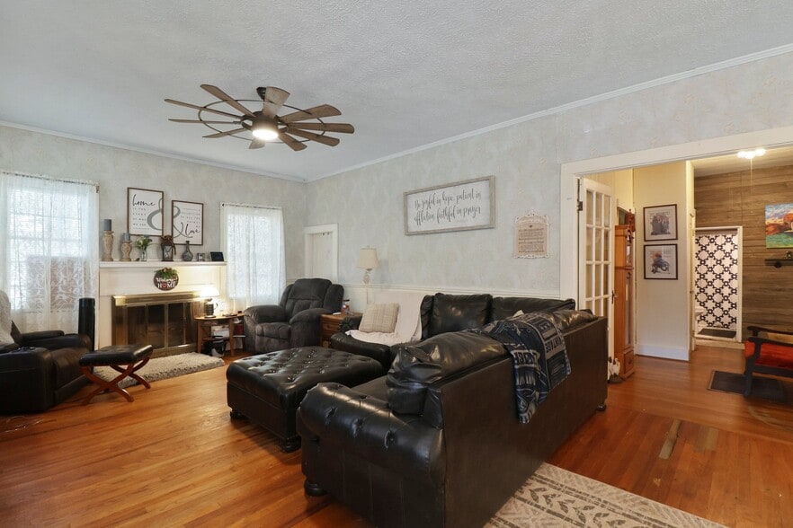 More Photos Of 701 N Oak St, Springfield Office Residential For Sale