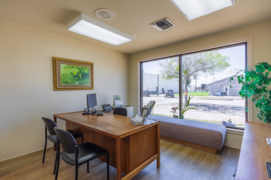 More Photos Of 703 Commerce St, Refugio Office For Sale