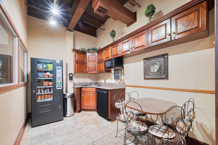 More Photos Of 1920 N Memorial Way, Houston Loft Creative Space For Lease