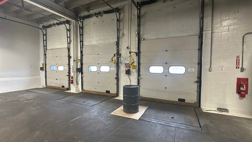 More Photos Of 607 Phillips St, Fulton Warehouse For Sale