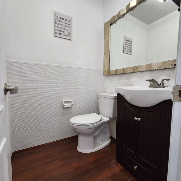 More Photos Of 460 W 84th St, Hialeah Showroom For Lease