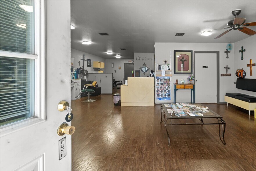 More Photos Of 208 W 1st Ave, Corsicana General Retail For Sale