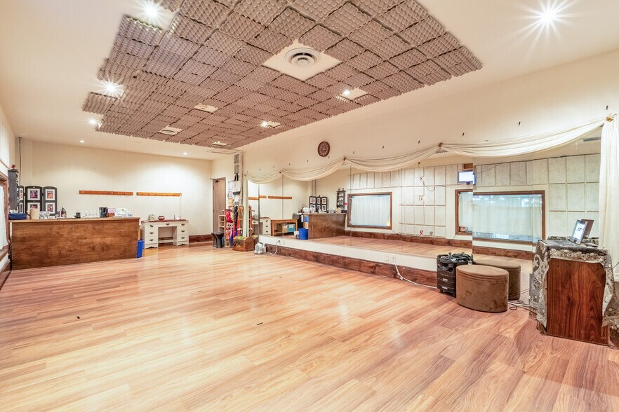 More Photos Of 40-42 Rue Wellington N, Sherbrooke Storefront Retail Office For Sale