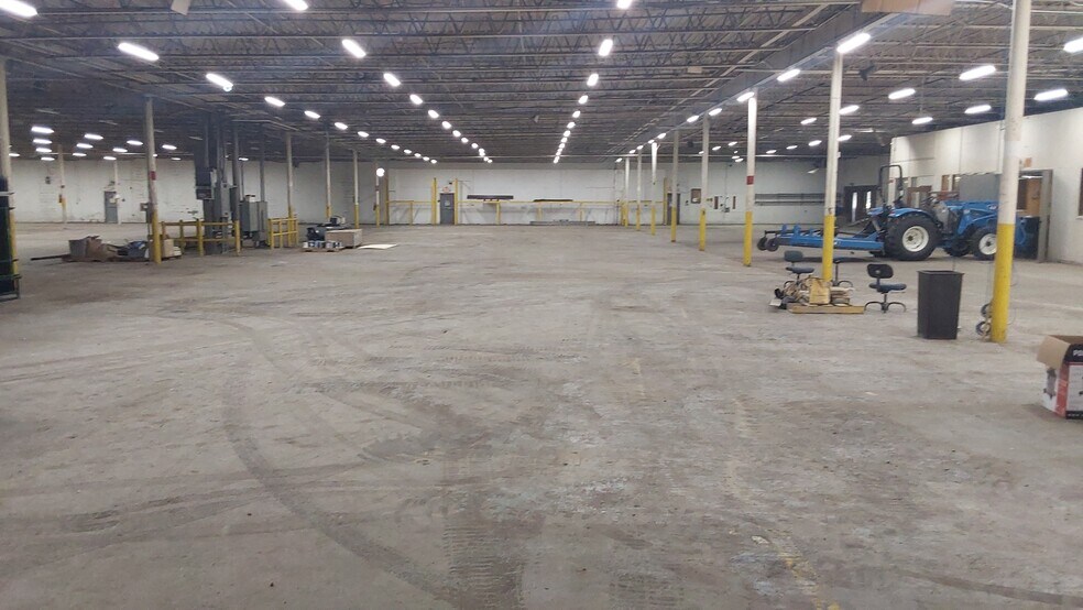 More Photos Of 1100 County Farm Rd, Cassville Warehouse For Lease