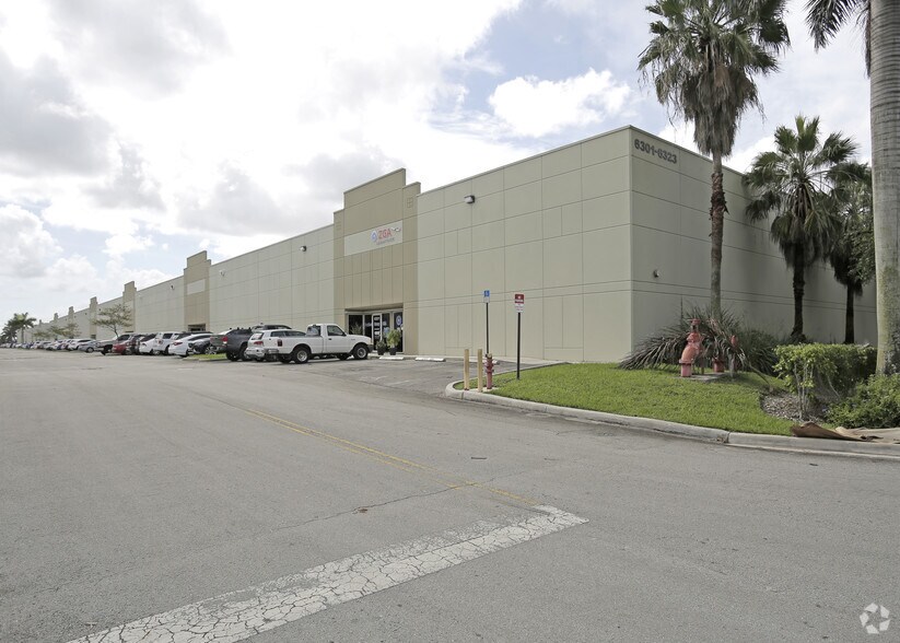 More Photos Of 6301-6323 NW 99th Ave, Doral Distribution For Lease