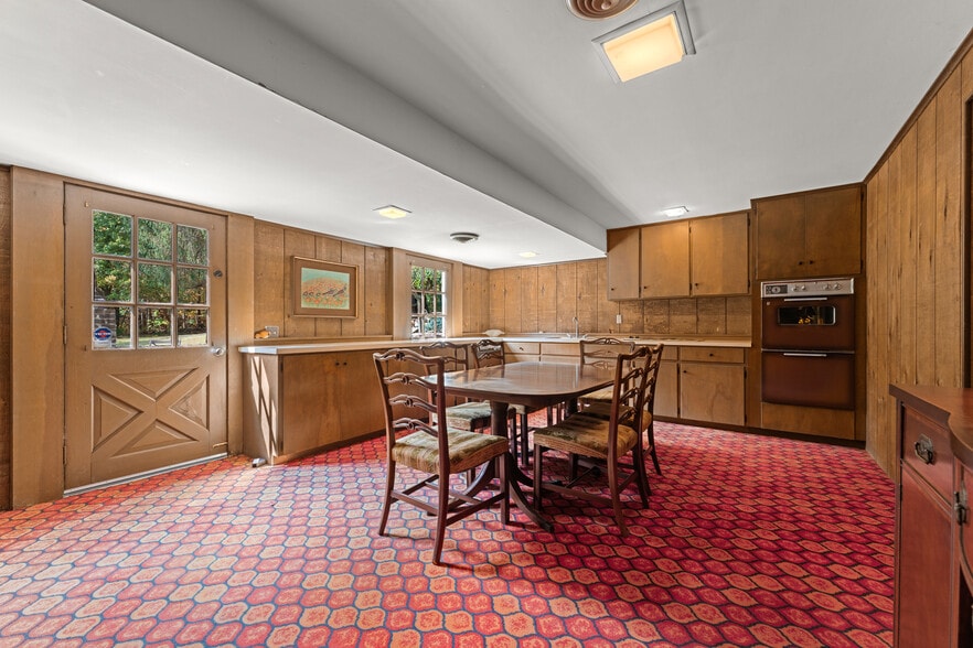 More Photos Of 550 Warner rd, Vienna Specialty For Sale
