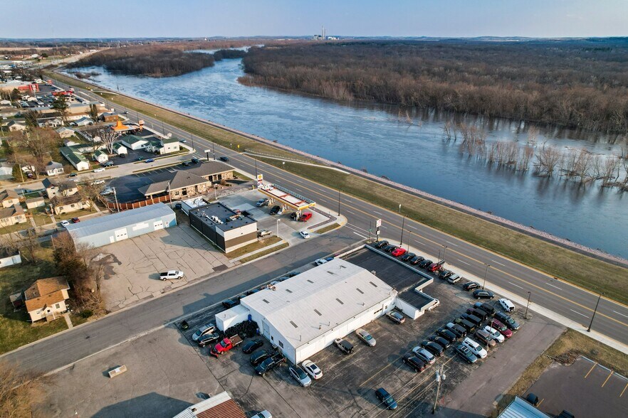 More Photos Of 515 E Wisconsin St, Portage Auto Dealership For Sale