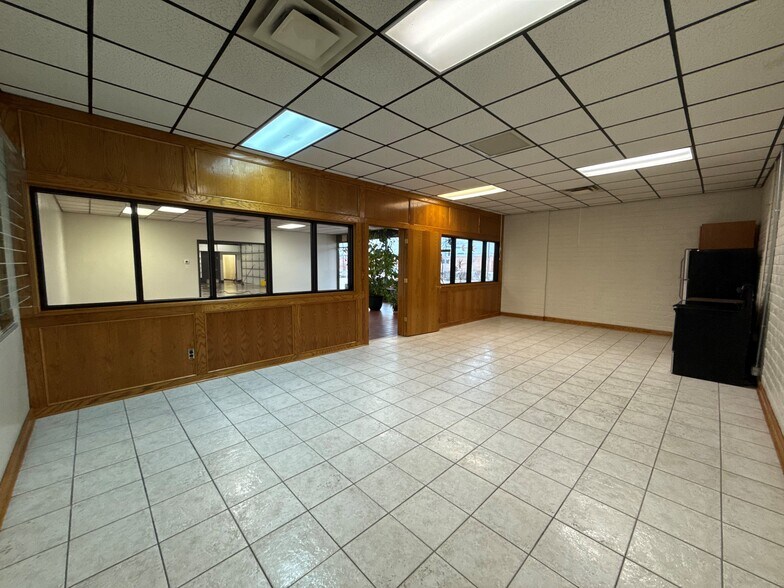 More Photos Of 185 NW 46th Ave, Des Moines Auto Dealership For Sale