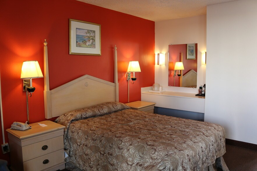 More Photos Of 400 Main St, Parsons Hotel For Sale