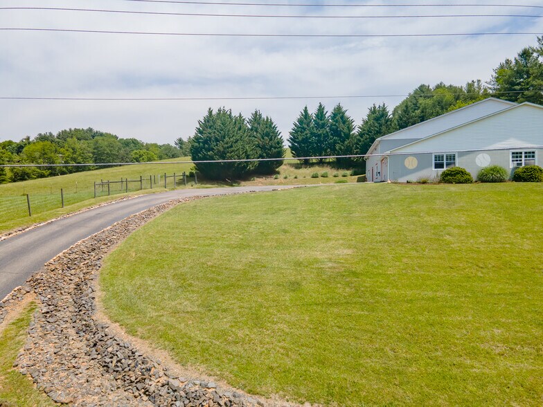 More Photos Of 1266 E Stuart Dr, Hillsville Industrial For Sale