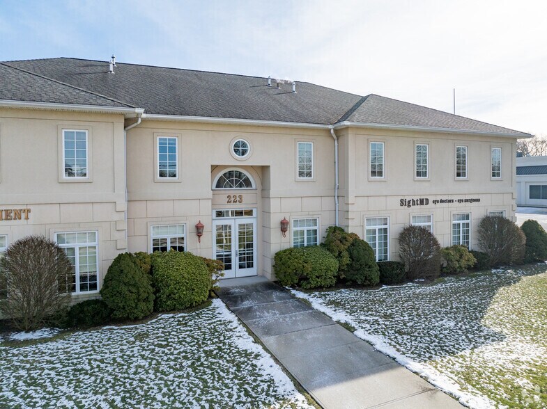 More Photos Of 223 W Montauk Hwy, Hampton Bays Medical For Lease