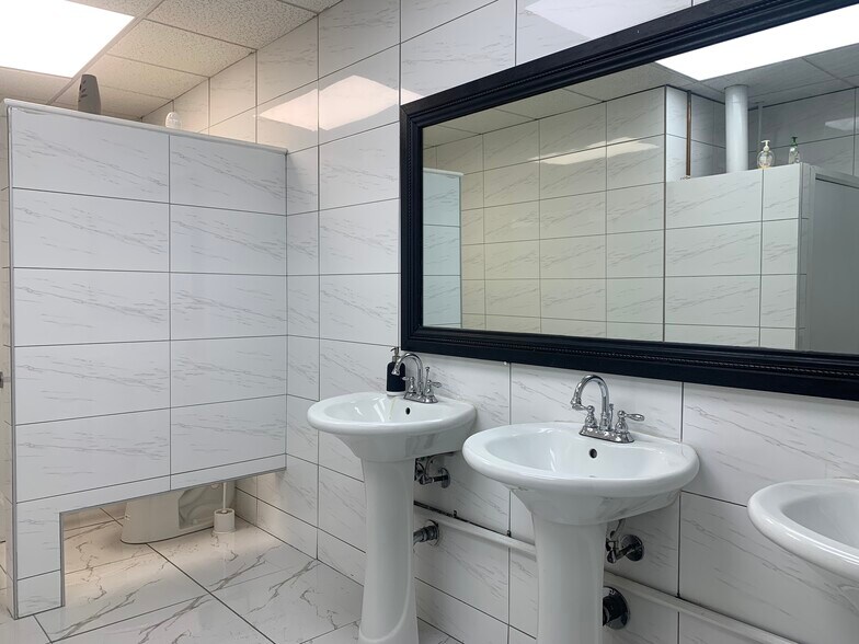 More Photos Of 1385 Seabury Ave, Bronx Warehouse For Lease