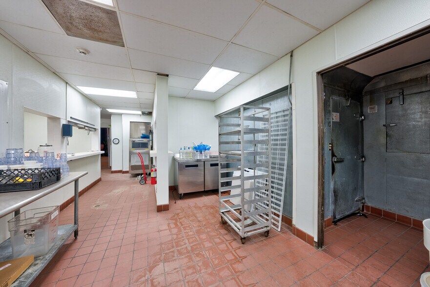 More Photos Of 369 N Palm Canyon Dr, Palm Springs Restaurant For Lease