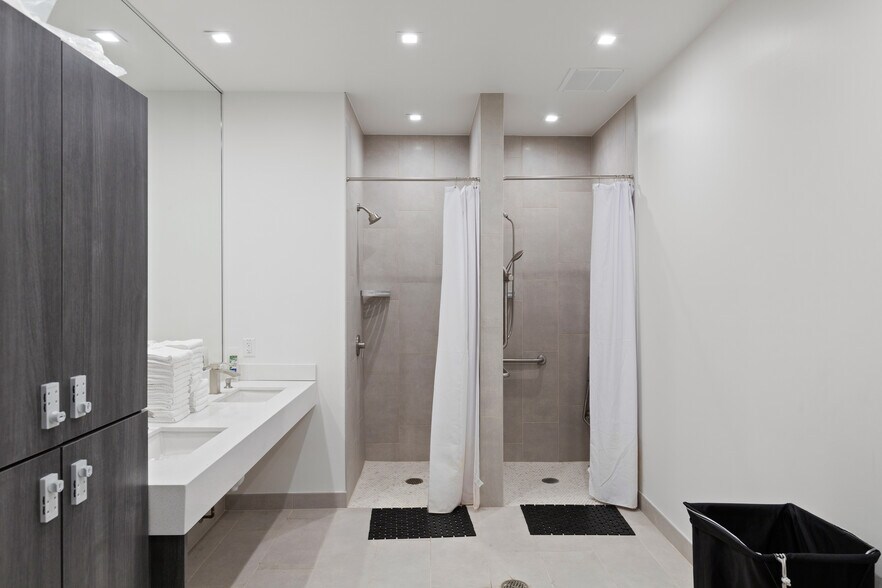 More Photos Of 16415 Addison Rd, Addison Office For Lease