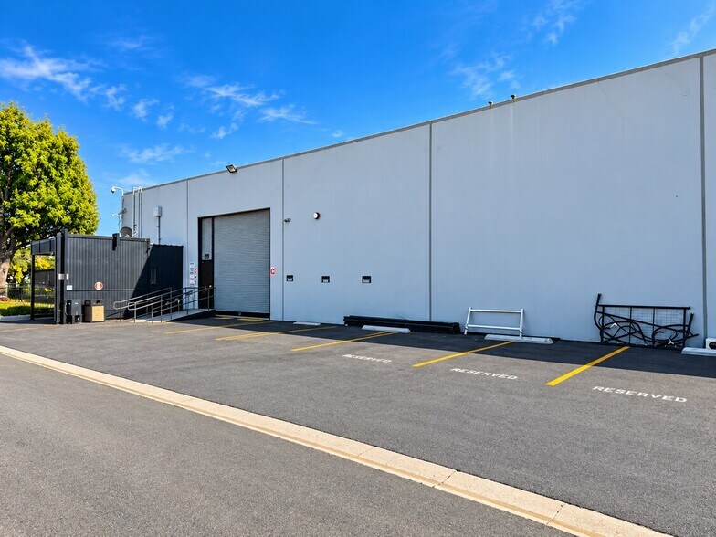 More Photos Of 9419 Mason Ave, Chatsworth Manufacturing For Lease