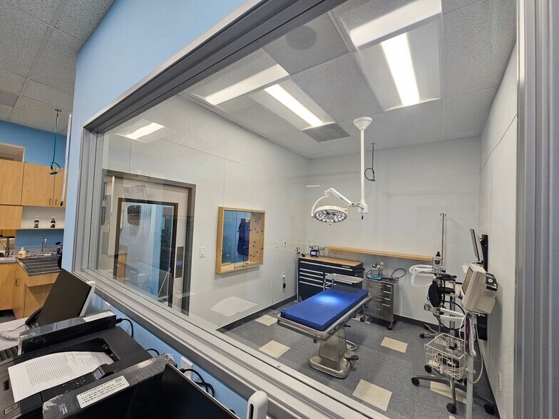 More Photos Of 18224 Parthenia St, Northridge Veterinarian Kennel For Lease