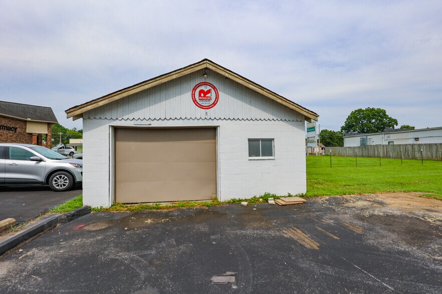 More Photos Of 806 Poplar St, Benton Office For Sale