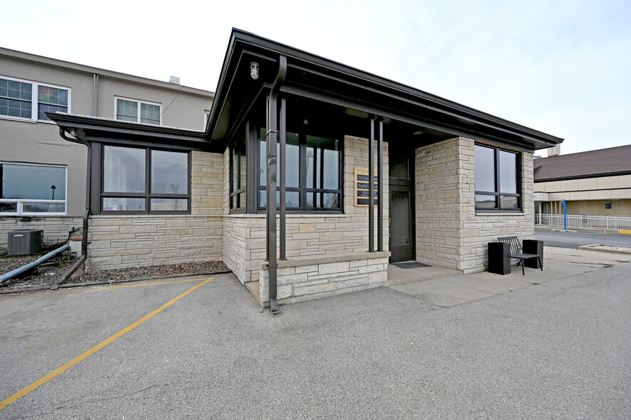 Primary Photo Of 150 E Wisconsin Ave, Oconomowoc Storefront Retail Office For Lease