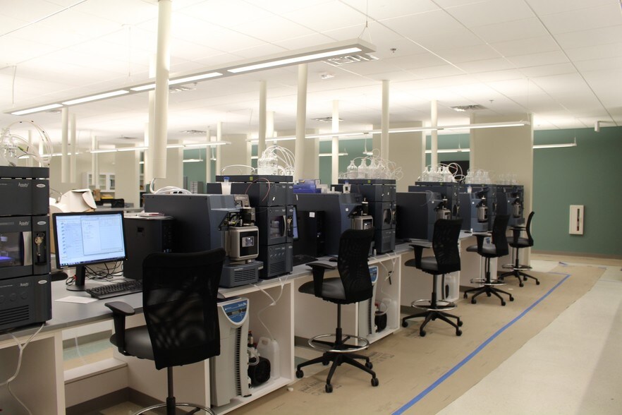 More Photos Of 1500 W Interstate 35, Denton Flex For Lease