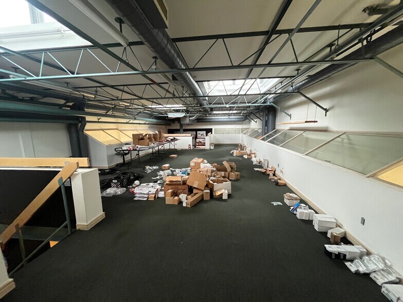 More Photos Of 5359 Timberlea Blvd, Mississauga Light Distribution For Sale