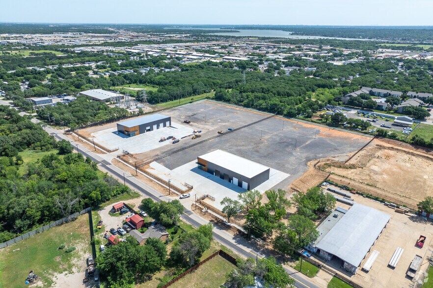 More Photos Of 5749 Parker Henderson Rd, Fort Worth Service For Lease