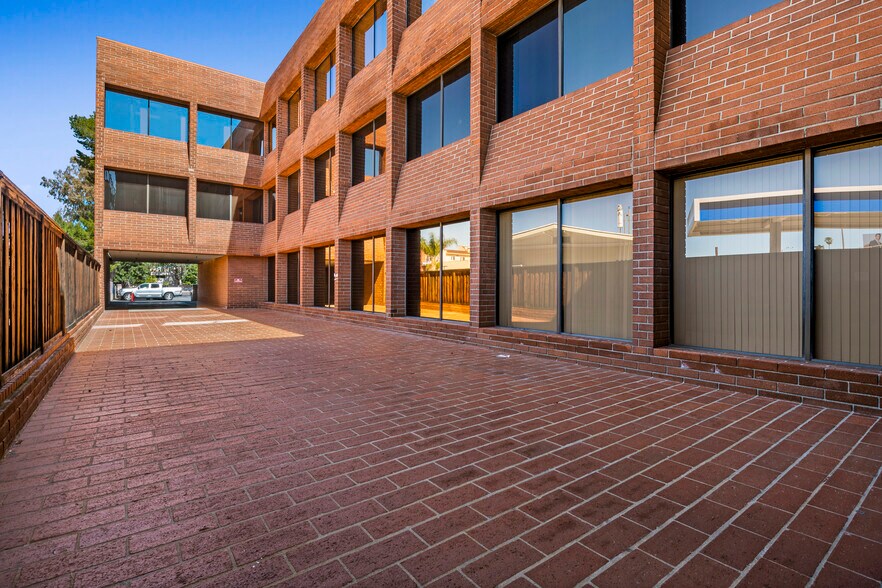 More Photos Of 17835 Ventura Blvd, Encino Medical For Sale