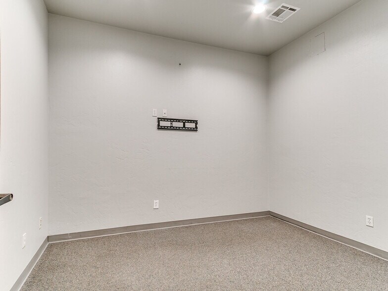 More Photos Of 901-909 Wall St, Norman Office For Sale