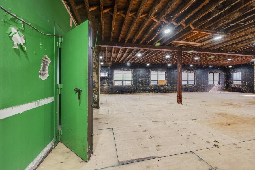 More Photos Of 1539 Covert St, Ridgewood Warehouse For Lease