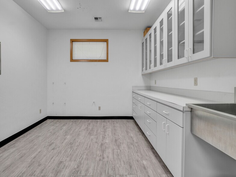 More Photos Of 711 W Main St, Sheridan Veterinarian Kennel For Sale