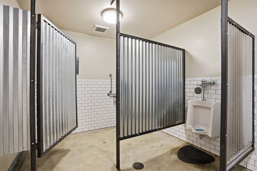More Photos Of 4110 S Bowdish Rd, Spokane Light Distribution For Sale