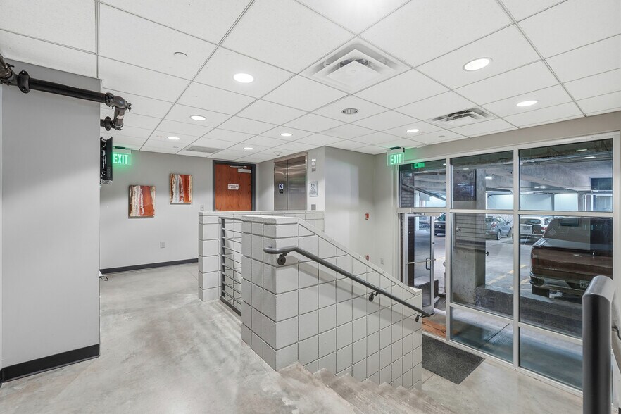 More Photos Of 1 W Mountain St, Fayetteville Office For Lease