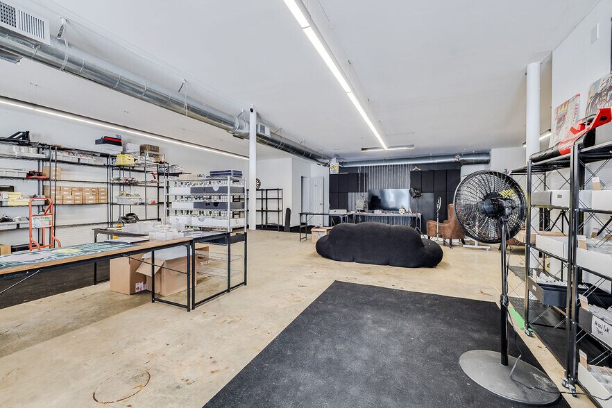 More Photos Of 302 W Victory Dr, Savannah Freestanding For Sale