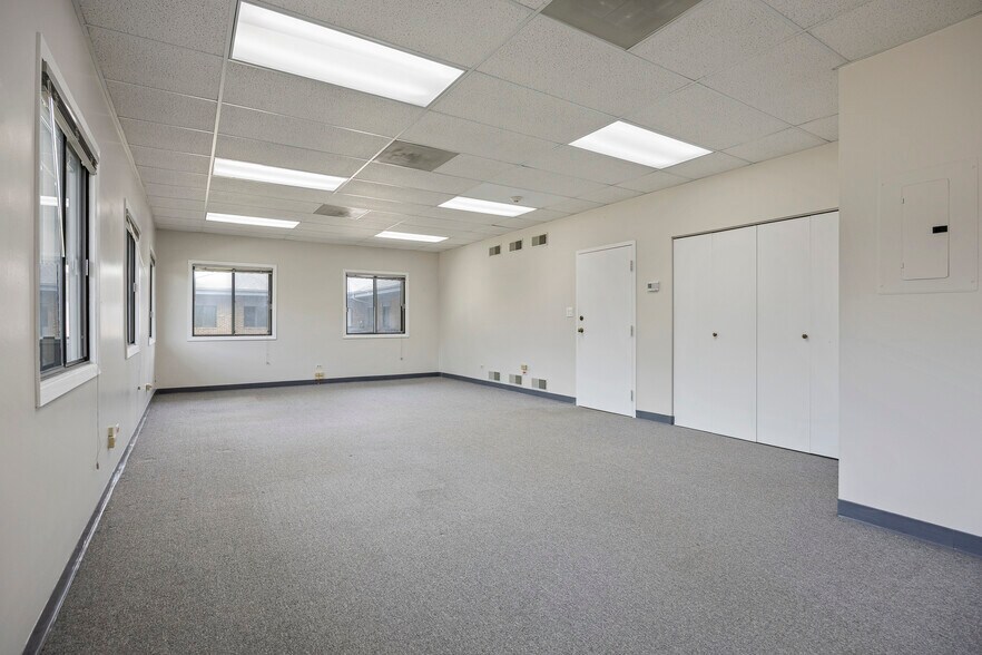 More Photos Of 27W181-27W239 Geneva Rd, Winfield General Retail For Lease