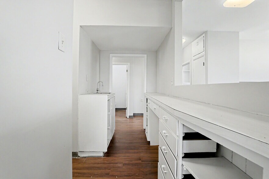 More Photos Of 1601 N State St, Augusta Office For Sale