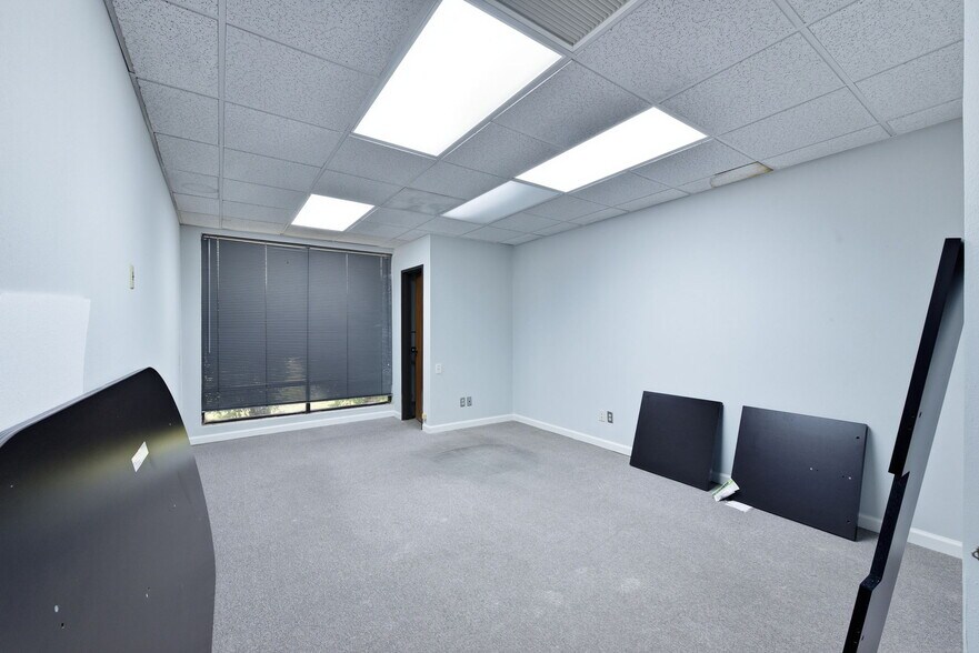 More Photos Of 10940 Stancliff Rd, Houston Office For Lease