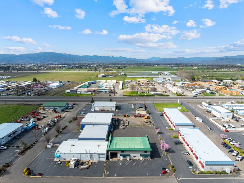 More Photos Of 6062-6068 Crater Lake Ave, Central Point Warehouse For Sale