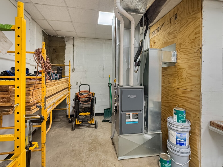 More Photos Of 3940 Dixon St, Des Moines Service For Lease