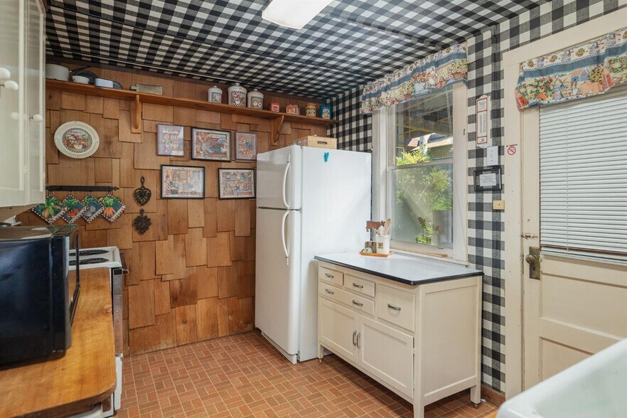 More Photos Of 306 W Saint Charles St, San Andreas Hotel For Sale
